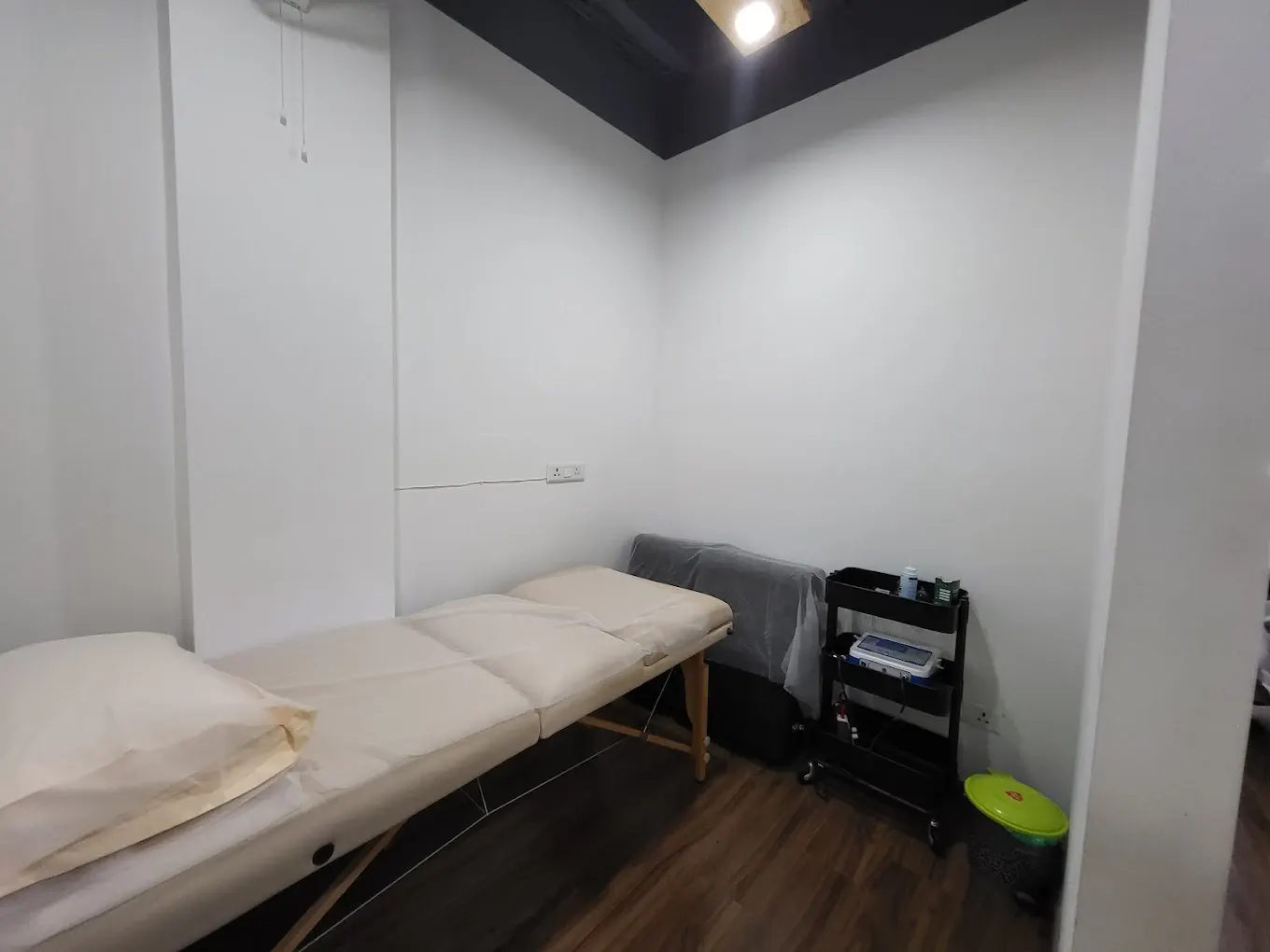 Private physiotherapy treatment room – PhysioGurgaon Gurugram